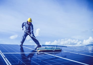 Mantenimiento de placas solares.