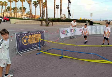 Niños jugando a fútbol tenis durante una animación de fútbol