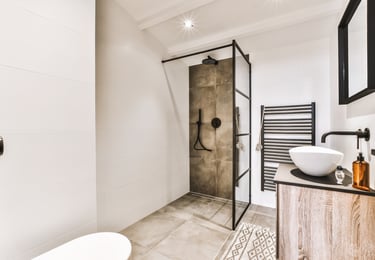 Douche à l'italienne dans une salle de bain rénovée
