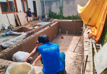 proses perapihan dinding kolam renang.