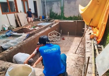 proses perapihan dinding kolam renang.