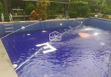 kolam renang sederhaa dengan air mancur guci.