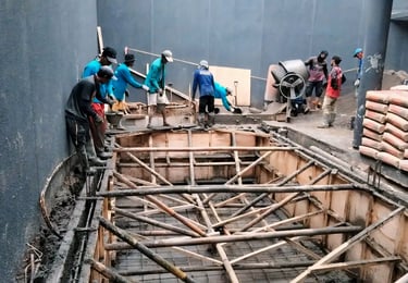 Proses pengecoran kolam renang.
