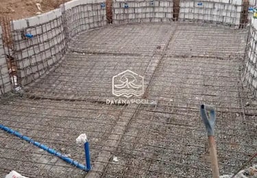 proses pembuatan kolam renang dan pemasangan gelaran kolam renang oleh tim dyanapool.