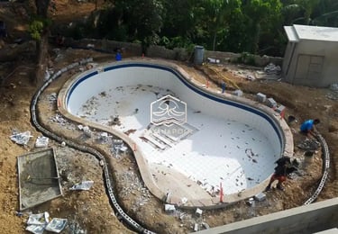 proses pembuatan kolam renang oleh tim dayanapool.