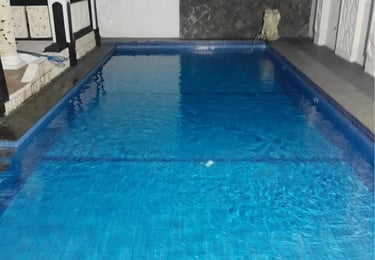 kolam renang indor dengan Desain minimalis