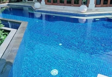 kolam renang mewah dengan bentuk yang menyesuaikan dengan lahan