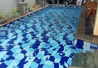 kolam renang indor dengan desain minimalis