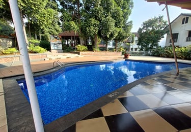 kolam renang di hotel buatan dayanapool di daerah lembang