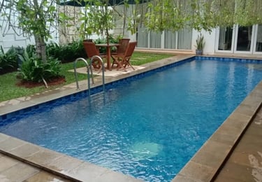 kolam renang dengan tema ala bali