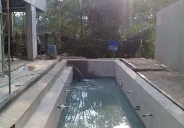 tes rendam kolam renang untuk mengetahui apakah ada kebocoran atau tidak.