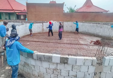 proses pembuatan kolam renang dan pemasangan gelaran kolam renang oleh tim dyanapool.