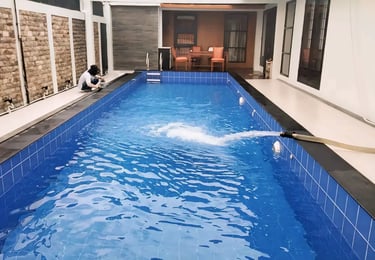 pengisian air kolam renang.
