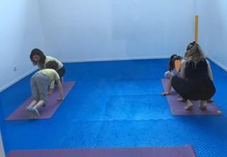 parents et enfants en cours de yogo