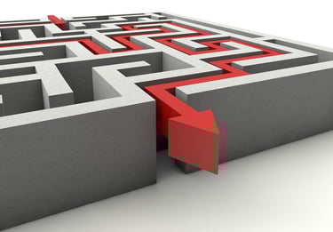 Roter Weg durch graues Labyrinth – Symbol für Klarheit in schwierigen Führungsgesprächen