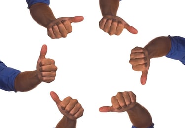 Daumen-Gesten im Kreis – Symbol für konstruktives Feedback und Teamkultur