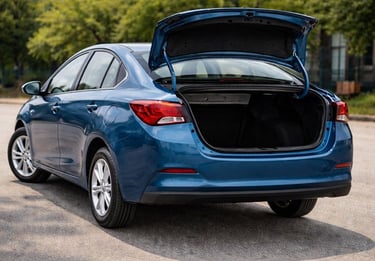 onix plus estacionado com porta malas aberto