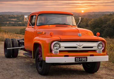 Ford F-Series clássica laranja, modelo entre carros antigos da Ford