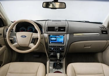 Interior do Ford Fusion 2012 V6 com acabamento em couro claro e central multimídia SYNC