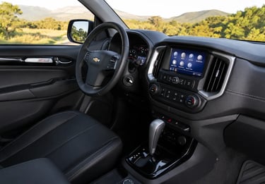 Interior da Chevrolet S10 Z71 2023 com bancos de couro e central multimídia