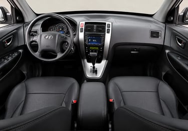 Interior do Hyundai Tucson 2015 com bancos de couro, painel e câmbio automático