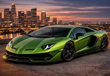 Lamborghini Aventador SVJ verde com cidade ao fundo ao entardecer