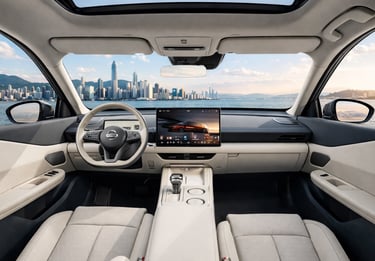 Interior do Nissan NX8 com painel digital e vista para cidade moderna ao fundo