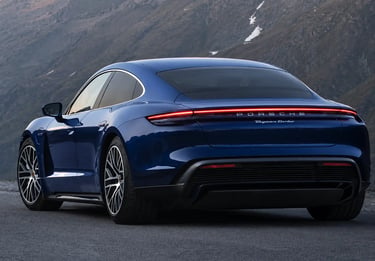 Porsche Taycan traseira sem placa com design elétrico moderno e iluminação em LED em estrada montanh