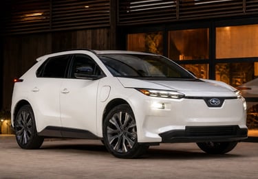 Subaru Solterra 2026 branco com faróis LED e design moderno em ambiente urbano