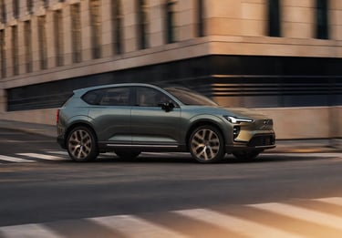 Volvo EX60 elétrico em movimento na cidade com design moderno e visual dinâmico