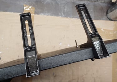 plaque funéraire restaurée, nettoyée avec supports repeints