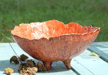 coupe à 3 pieds à bords asymétriques en papier mâché recyclé et glacis acrylique couleur coquelicot