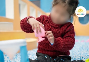 Trẻ chậm phát triển thực hành kỹ năng chơi và ngôn ngữ tại Trung tâm Hoa Nắng