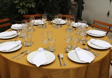 Alquiler de mesas con mantel y sillas