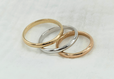 Trois alliances en 3 ors différents ; or jaune 18k, or rose 18k et or blanc rhodié (ou or gris) 18k.