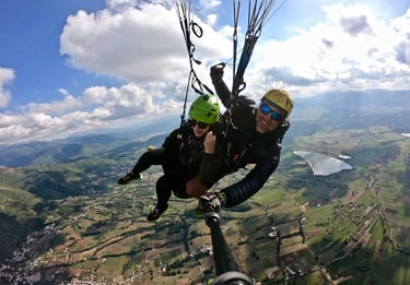 Volo in parapendio biposto sopra la Valle Reatina, esperienza outdoor vicino a Rieti con panorama naturale dall’alto