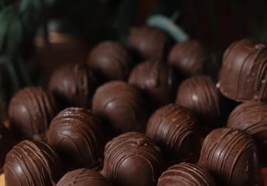 Uma deliciosa seleção de bombons de chocolate dispostos em uma superfície de madeira, destacando a f