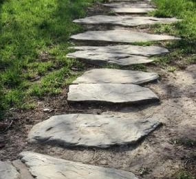 chemin de pierres illustrant l’accompagnement personnalisé en sophrologie face aux pathologies