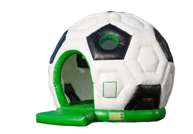 Groot springkussen met voetbalthema, voor sportieve kinderen.