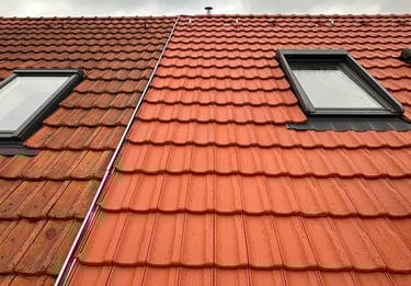 Ein neu eingedecktes Dach mit roten Tonziegeln