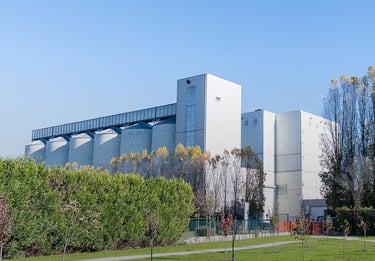 Stabilimento Agugiaro & Figna a Curtarolo con silos e struttura industriale immersa nel verde.