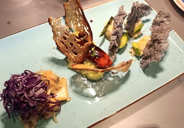 Antipasto creativo di mare con crostacei, verdure e chips croccanti al Bistrot Pedol.