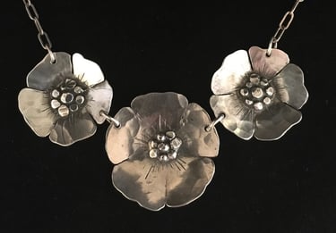necklace with three flowers in silver