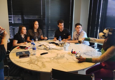 "pessoas ultilizando VR para Integração e dinâmica de Grupo"  