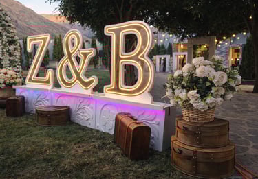 Letras escénicas iluminadas Z&B con iluminación LED multicolor sobre base decorativa, fabricadas en 