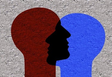 Dos cabezas de dos personas conectadas entre sí