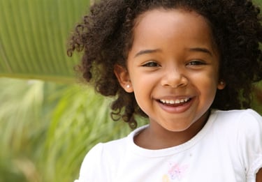 Enfant heureuse et détendue après une séance d'ostéopathie avec Inès Patou