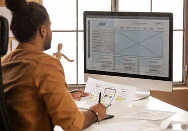 Ragazzo che lavora alla costruzione di un sito su pc