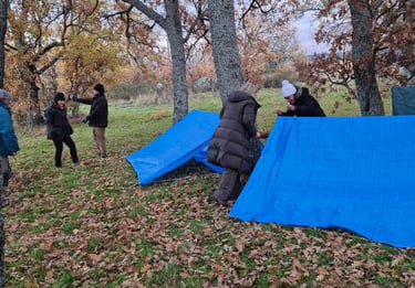 Taller de refugio, haciendo refugios de fortuna con cordino y tarp