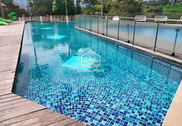 kolam renang di halamn belakang rumah dengan mozaik